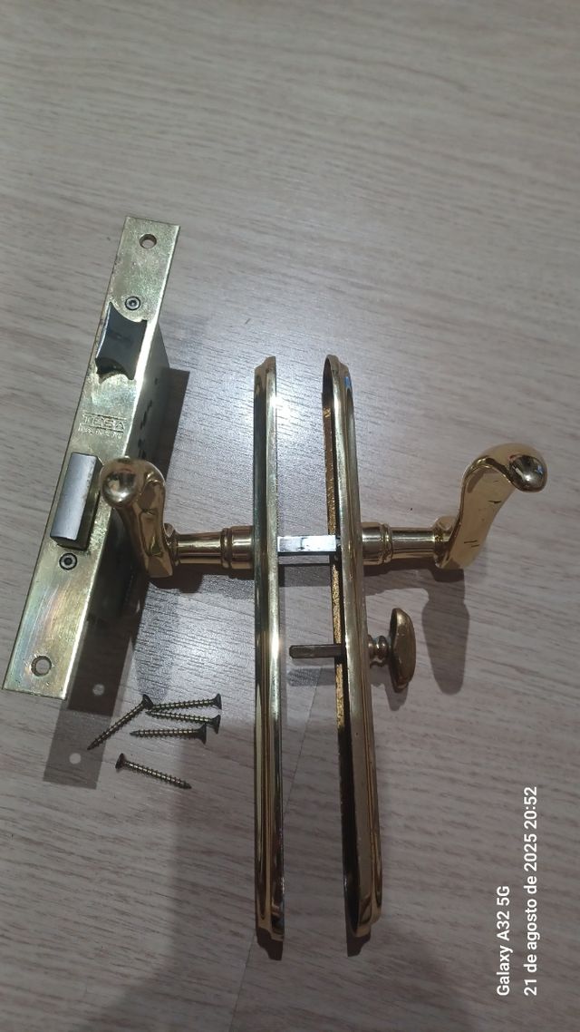 Manilla puerta dorada con cerradura