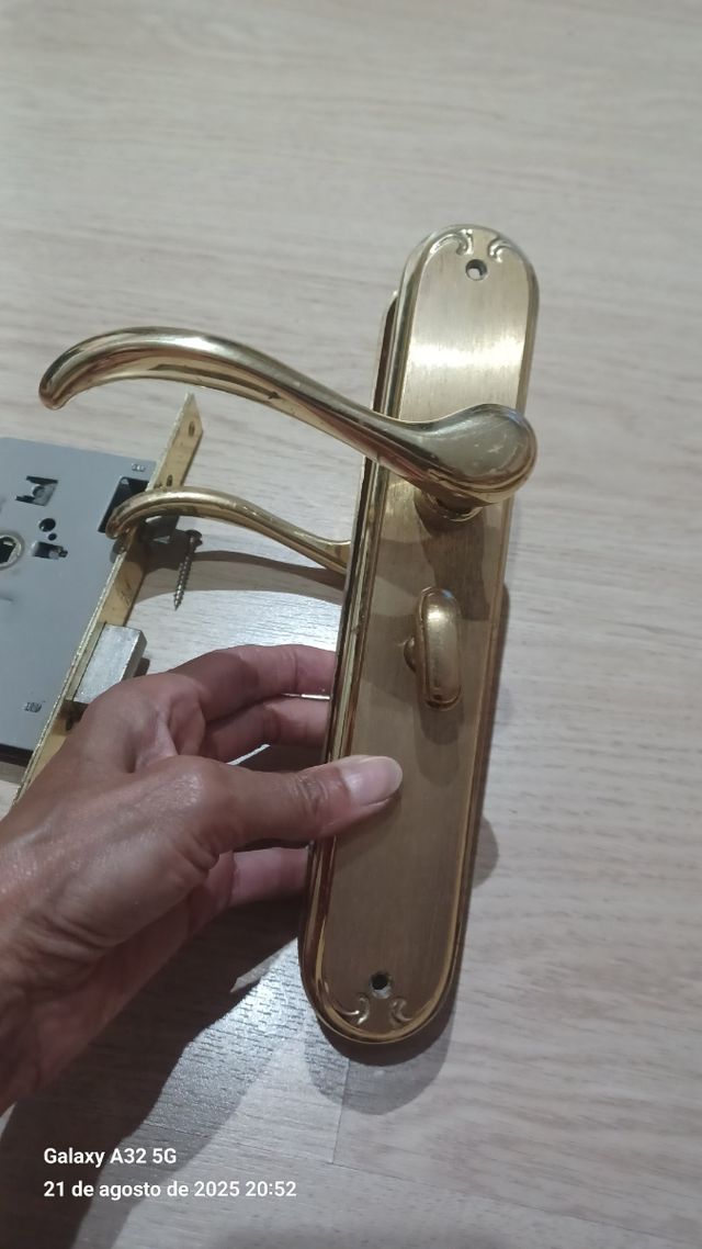 Manilla puerta dorada con cerradura