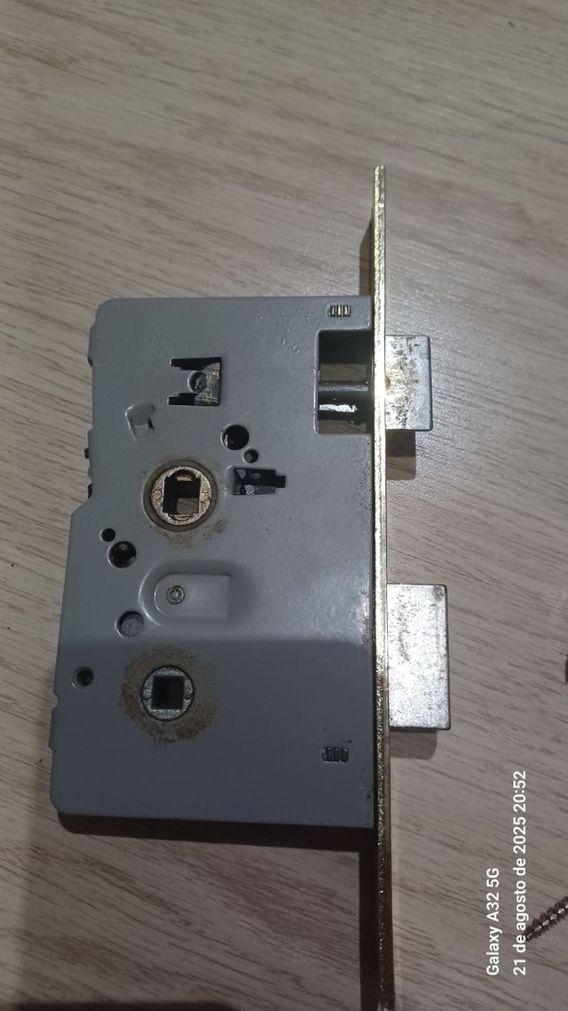 Manilla puerta dorada con cerradura