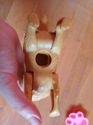 Perrita embarazada y cachorros similar a Barbie