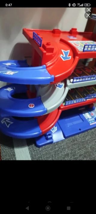 Parking de coches juguete