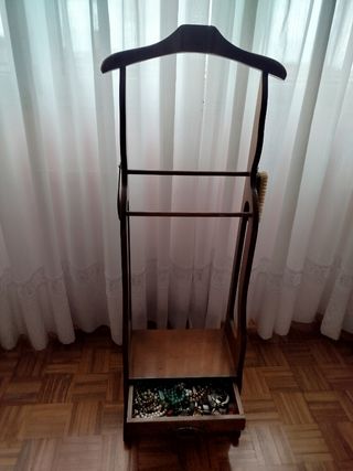 Galán de noche clásico de madera