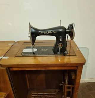 Máquina coser Alfa con mueble antigua