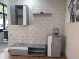 Muebles salón gris y blanco
