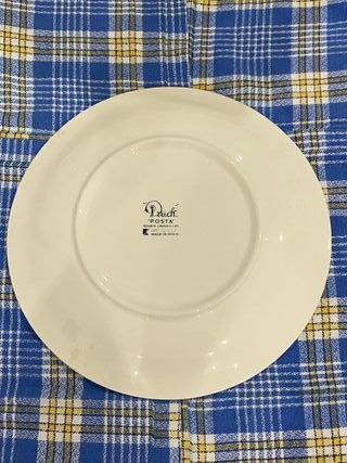 Plato antiguo de porcelana con escena