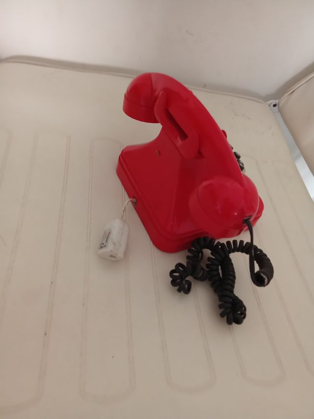 Teléfono rojo vintage