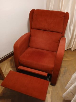 Sillón reclinable rojo