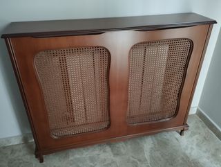 Cubre radiador vintage de madera y mimbre