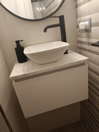 Mueble lavabo blanco con grifo negro
