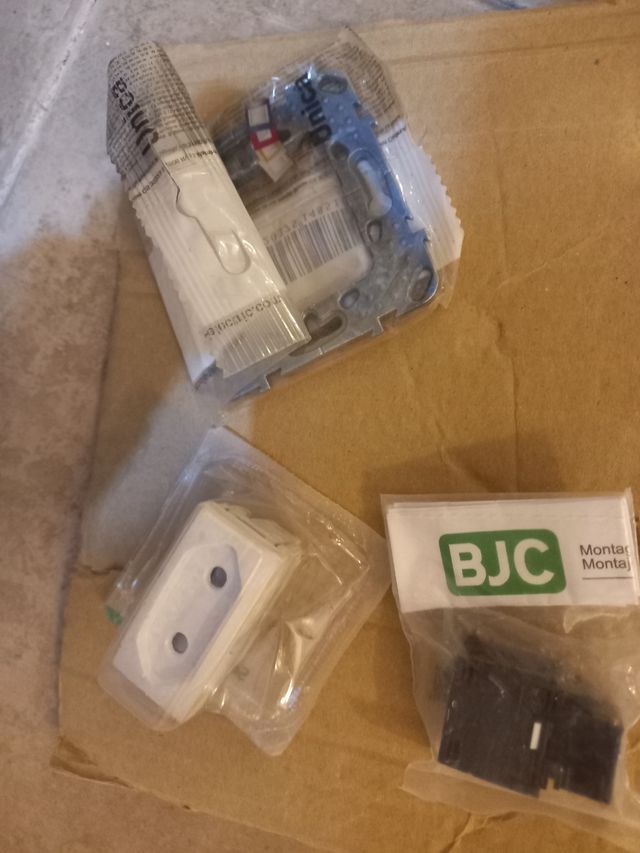 Interruptor regulador luz. Enchufe puerto USB...