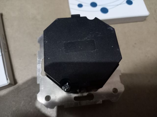 Interruptor regulador luz. Enchufe puerto USB...