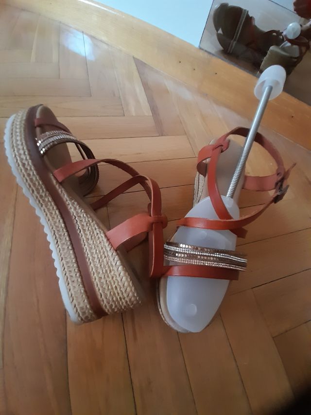 Sandalias cuña piel marrón