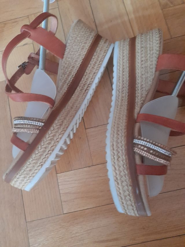 Sandalias cuña piel marrón