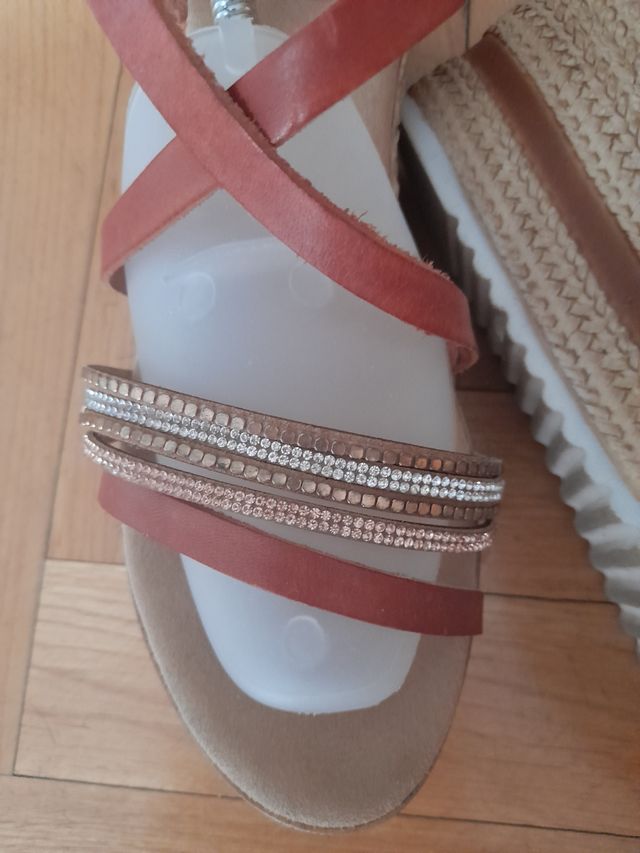 Sandalias cuña piel marrón