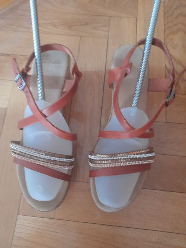 Sandalias cuña piel marrón