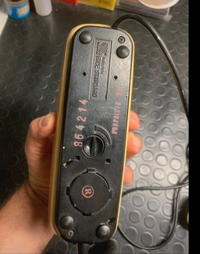 Teléfono antiguo beige