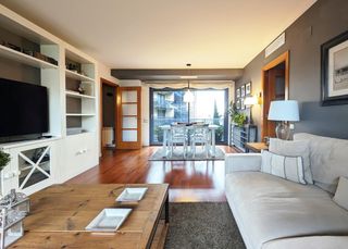 Salón comedor: Sofá, librería, mesa y sillas