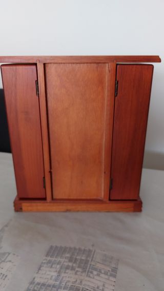 Precioso joyero de madera color marrón oscuro.