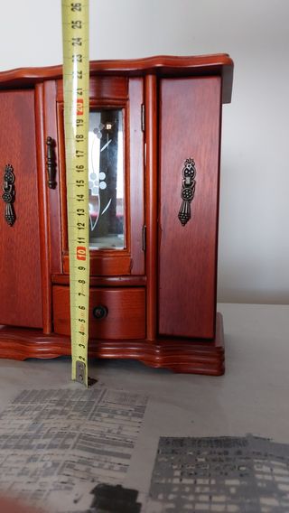 Precioso joyero de madera color marrón oscuro.