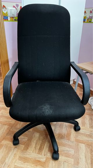 Sillón oficina giratorio negro.