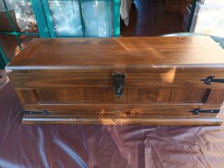 Caja madera vintage con herrajes.