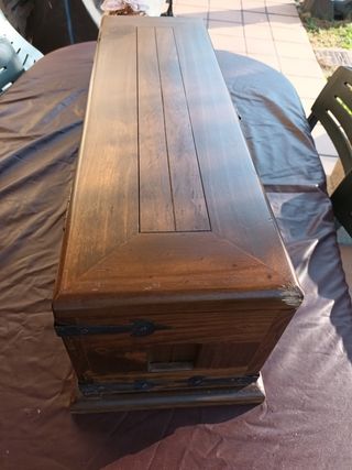 Caja madera vintage con herrajes.
