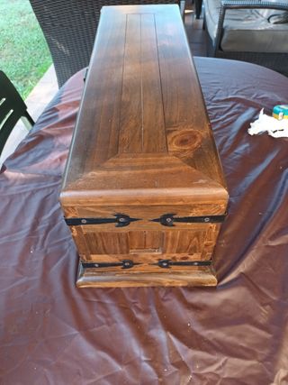 Caja madera vintage con herrajes.