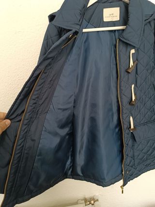 Trenca acolchada marca Unit color azul.
Talla L