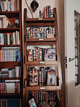 Estantería librería escalera madera.