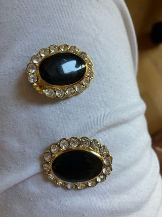 Pendientes negros con brillantes dorados