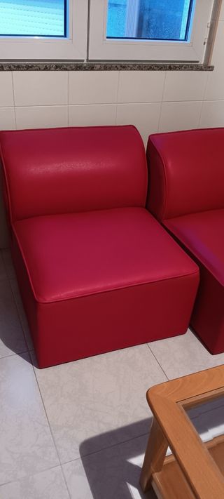 2 Sofás rojos de piel sintética