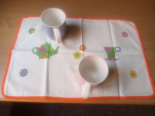 Juego de desayuno: mantel y tazas bordado a mano