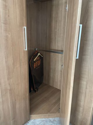 Armario rinconero madera marrón