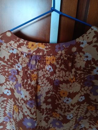 Blusa floral marrón talla M