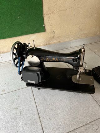 Máquina coser Alfa antigua