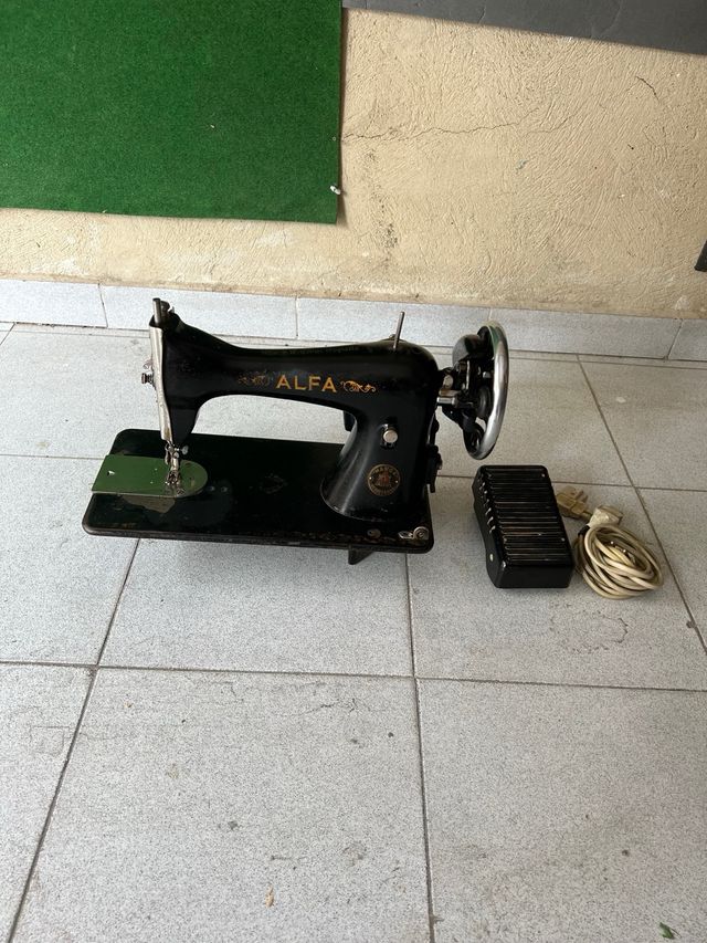 Máquina coser Alfa antigua