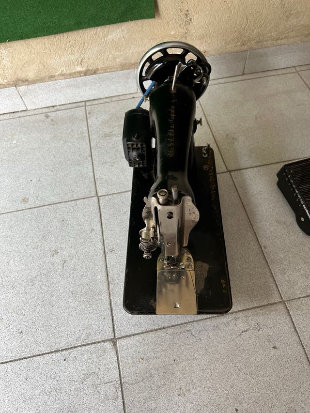 Máquina coser Alfa antigua