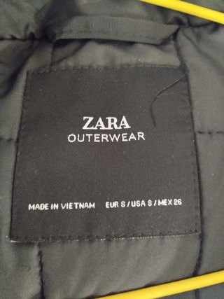 Chaqueta Zara negra con capucha