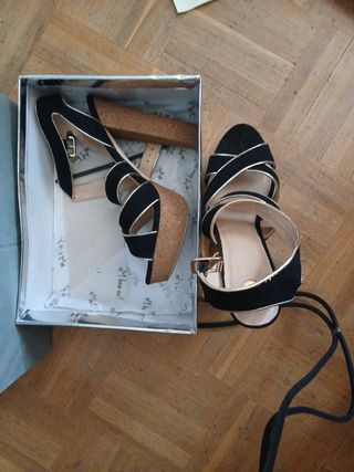 Zapatos tacón negros y dorados