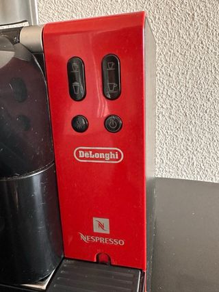 Cafetera Nespresso DeLonghi roja
