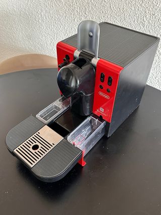 Cafetera Nespresso DeLonghi roja