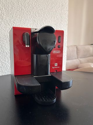 Cafetera Nespresso DeLonghi roja