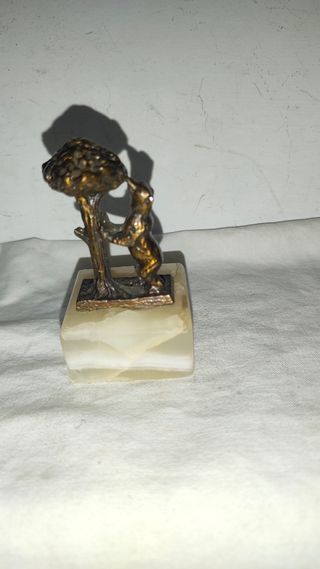Figura bronce mármol oso madroño