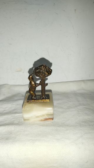 Figura bronce mármol oso madroño