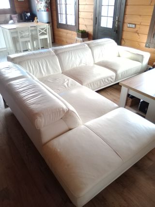 Sofá chaiselongue de piel blanco