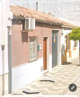 Se vende casa de unos 353 m2. NEGOCIABLES.
