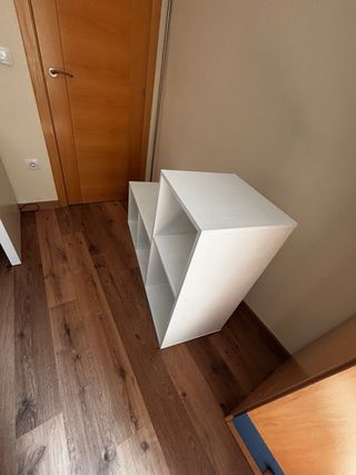Estantería blanca de madera