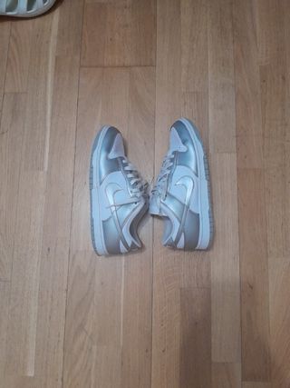 Nike Dunk plateadas y blancas