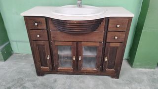 Mueble baño antiguo con lavabo y grifo.