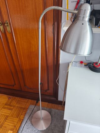 Lámpara de pie metalica